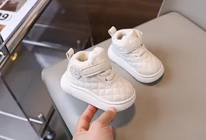 Botas de nieve blancas acolchadas para bebés con forro de felpa y suela de goma térmica.