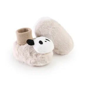 Detail van pluche baby-loopschoenen met panda-ontwerp en warme fleece voering