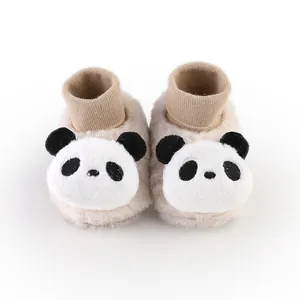 Detail van een schattig 3D-pandagezicht op pluche, gevoerde baby-winterschoentjes