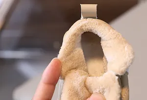 Primer plano del forro de felpa suave y grueso en botas de invierno para bebés detalles