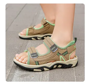 Nahaufnahme von Jungen-Sandalen mit khakifarbenen Riemen und grünen Netzdetails