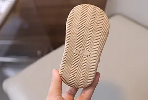 Vista detallada de la suela de zapato para bebé con dibujo antideslizante espiga