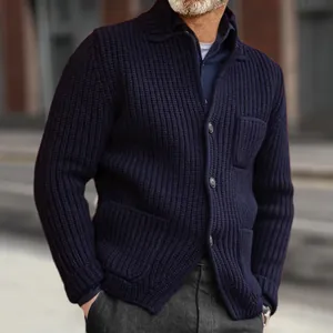 Vista detallada de cárdigan premium para hombre en punto acanalado azul marino con botones