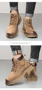 Détail de bottes Martin en cuir marron avec fermeture éclair et semelle en mousse EVA.