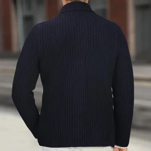 Vista trasera detallada de una chaqueta de punto acanalado azul marino para hombre slim fit