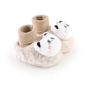 Detail van de winterse pluchen baby loopschoentjes met een schattige berendecoratie