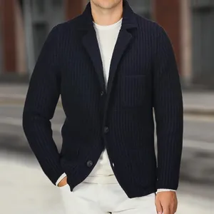 Detalle del cárdigan blazer de punto acanalado azul marino con cierre de tres botones