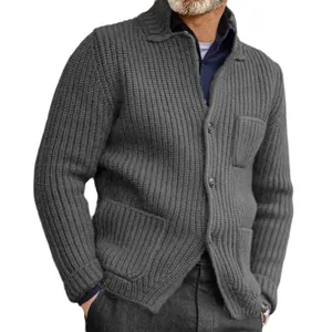 Vista detallada de la chaqueta de punto gris para hombre con cuello alzado