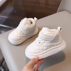 Zapatos de invierno acolchados blancos para bebés con forro de piel cálida y suela.
