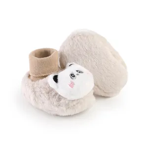 Detailweergave van zachte winter pluche babyloopschoenen met een schattig ijsbeer