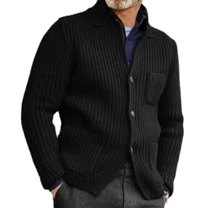Detalle de chaqueta de punto negra para hombre con cuello alto y botones para el otoño.