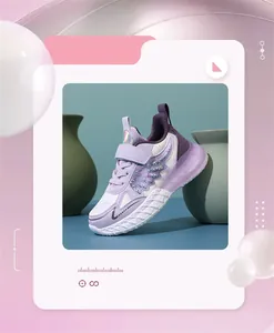 Zapatilla deportiva morada para niña con detalle de ala brillante y velcro.