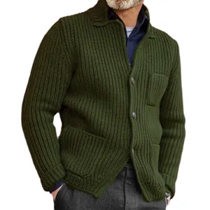 Detalle de una chaqueta de punto acanalado verde oscuro para hombre con botones