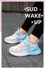 Detalle de zapatillas rosa y azul para niñas con diseño de ala brillante.