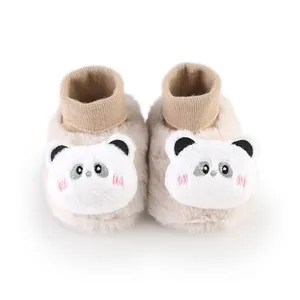 Close-up van de zachte pluche textuur en het panda-gezicht op winterse babyloopschoenen
