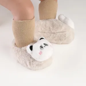 Close-up van pluche panda-thema baby wandelschoenen met warme fleece voering voor de winter