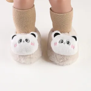 Close-up van schattige panda baby winterschoentjes met zachte fleecevoering en pluizig imitatiebont