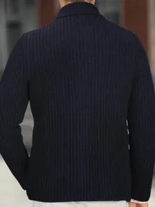 Vista posterior de una chaqueta de punto acanalado para hombre en color azul marino slim fit