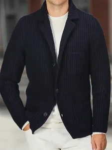 Elegante chaqueta blazer de punto grueso azul marino para hombre con solapas y bolsillos