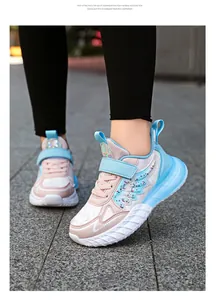 Vista detallada de zapatillas de running rosas y azules para niñas con diseño de ala floral