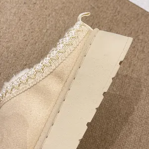 Detalle macro de zapatilla bota de nieve plataforma beige con forro de felpa