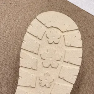 Primer plano de suela de goma antideslizante gruesa con motivo floral para botas de nieve