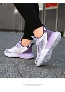 Vista lateral de zapatillas moradas para niña con suela ligera de EVA y purpurina