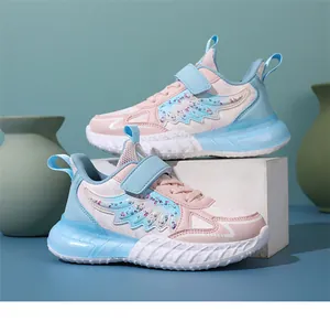 Vista detallada de zapatillas de cuero para niñas con alas de lentejuelas en rosa y azul