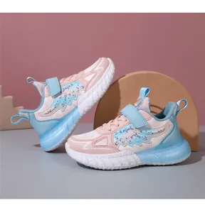 Zapatillas de correr de cuero rosa para niñas con diseño de ala brillante, vista detalle