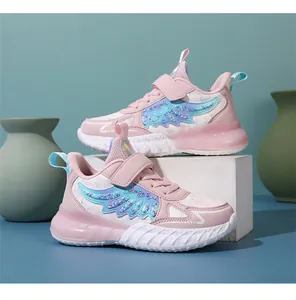 Vista lateral de zapatillas rosas para niña con alas de lentejuelas iridiscentes y suelas