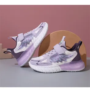 Detalle de zapatos morados para niña con diseño de alas y lentejuelas brillantes