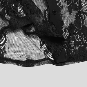 Detailansicht des schwarzen Spitzen-Mesh-Gewebes und Knopfes auf einem Herrenhemd