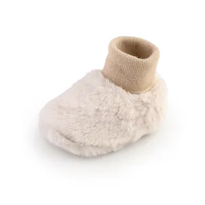 Detailweergave van de zachte winterloopschoenen voor baby's met een gebreide enkelboord.