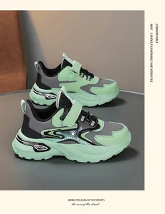 Detailansicht grüner klobiger Turnschuhe für Jungen mit Leder- und Mesh-Struktur