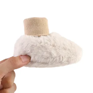 Detailweergave van de zachte witte imitatiebonttextuur van winterloopschoenen voor baby's