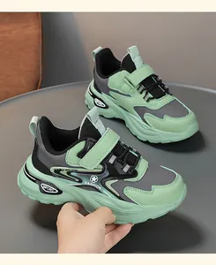 Detailansicht der mintgrünen und grauen Sportschuhe für Jungen mit weichem Leder