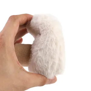 Detailopname van zachte pluche textuur op winterse babyloopschoenen met gebreid