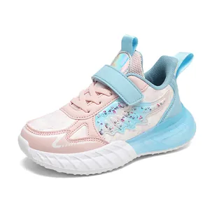 Zapatillas deportivas para niña en rosa y azul con detalle de ala y velcro