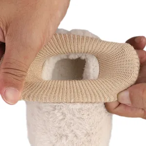 Detailopname van elastische gebreide opening en pluche voering op babyloopschoenen