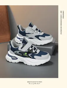 Seitenansicht der blauen und grauen Jungen-Sneaker mit bequemen weichen Sohlen