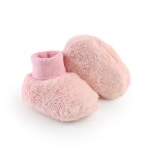 Zachte roze pluizige babyloopschoenen met gebreide enkelmanchet voor de winter