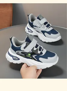 Detailansicht der blaugrauen Kinder-Ledersneaker mit weicher Sohle für Jungen zum Laufen