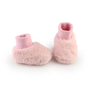 Zachte roze pluche babyschoentjes met gebreide enkelboorden voor warme winterdagen.