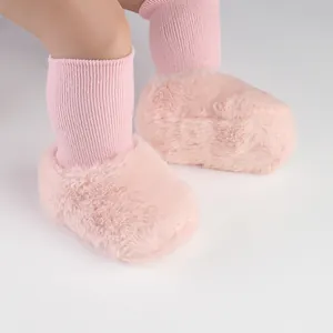 Detail van zachte roze harige winter babyschoentjes voor baby's in de leeftijd 0-1 jaar