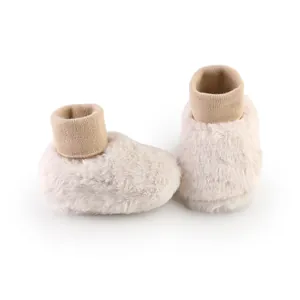 Zachte beige pluche winter babyschoentjes met gebreide elastische manchetten voor peuters en baby's