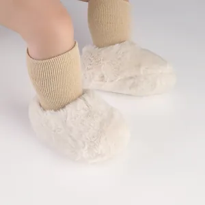Detail van warme beige imitatiebont baby loopschoentjes met gebreide enkelboorden
