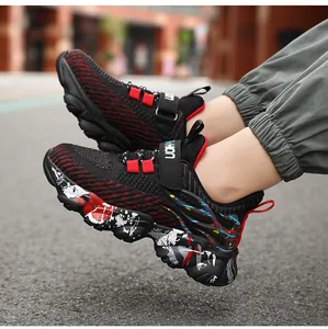 Detalle de las zapatillas de correr transpirables para niños con suelas con salpicaduras únicas.