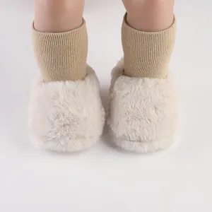 Gedetailleerde close-up van de zachte beige imitatiebont textuur en gebreide boord