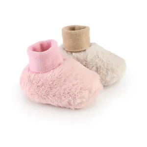 Warme pluche babyschoenen met gebreide boorden in roze en beige voor de winter