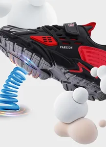 Detalle de zapatillas de deporte para niños con suela blanda y alta elasticidad